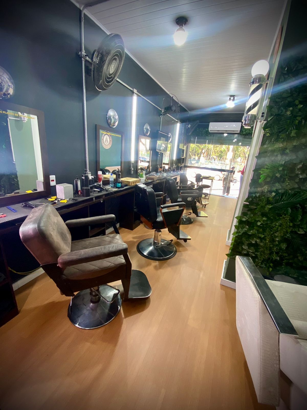 Espaço comercial com piso vinílico instalado pela LF Pisos